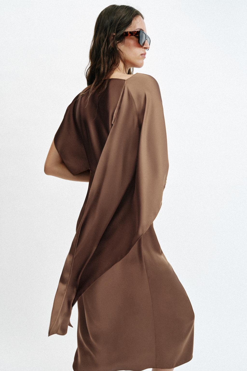 Robe Mi-longue Satinée à Cape (3)